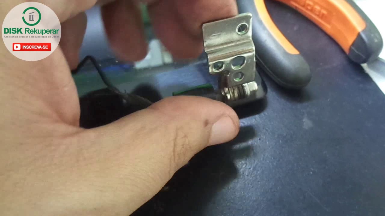 Aprenda a consertar dobradiça rígida e carcaça quebrada do notebook.