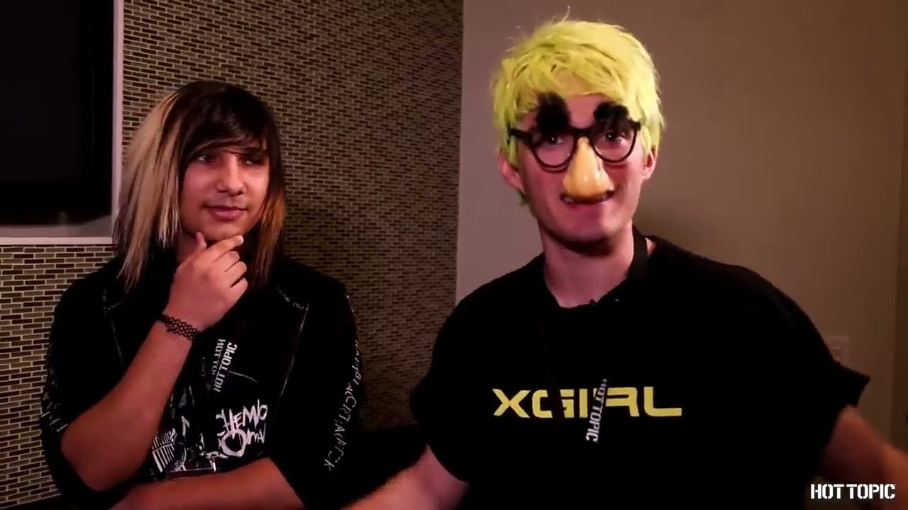 Awsten Knight Works At Hot Topic For A Day (Reupload)