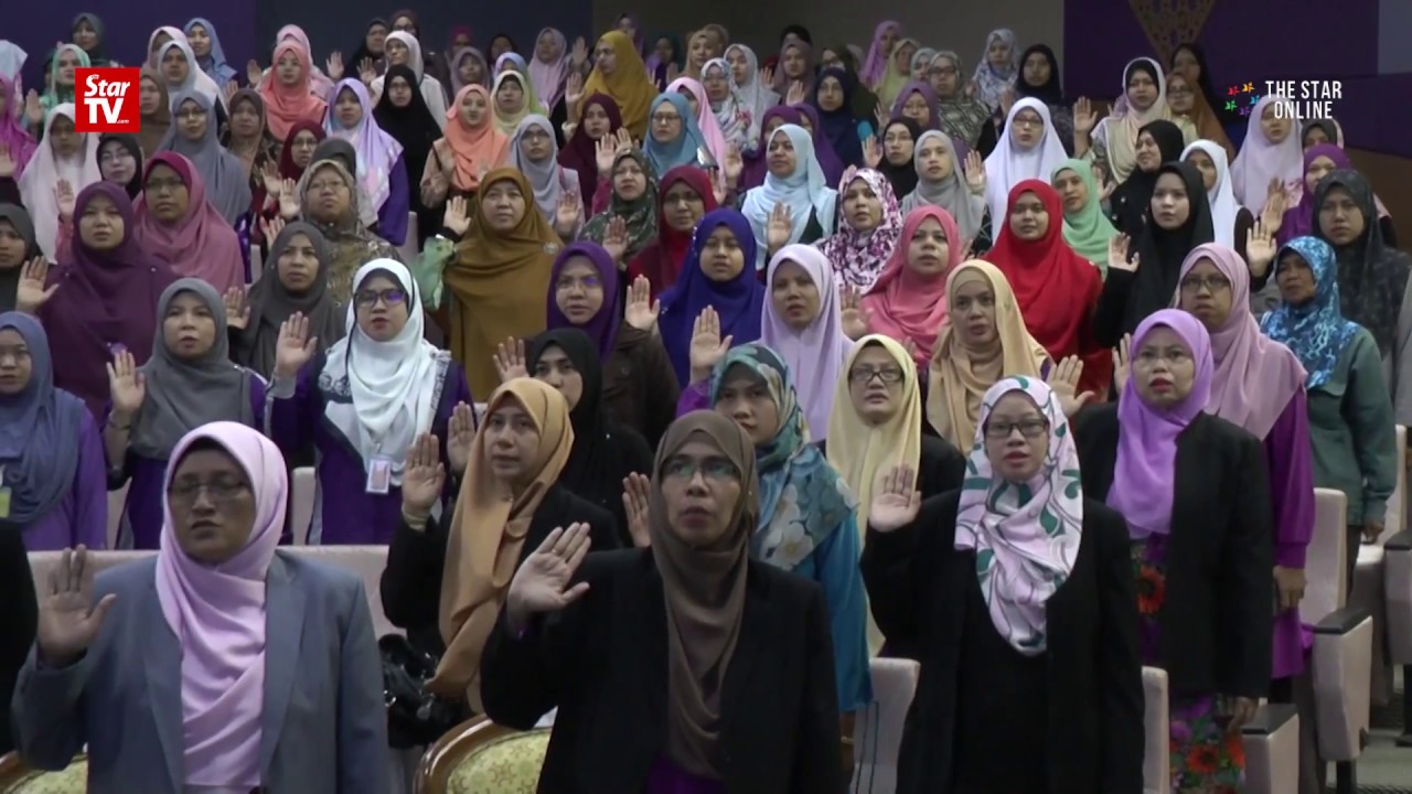 Selangor college staff make corruption-free pledge