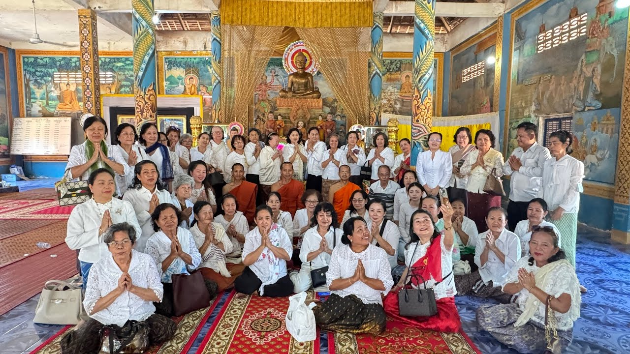 ញោុមៗមកពីភ្នំពេញប្រគេនចង្ហាន់ព្រះសង្ឃដែលគង់នៅវត្តចន្ទវត្តី​ ខ្លាគ្រហឹម​ ខេត្តកំពង់ចាម