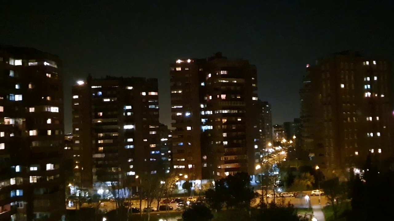 Los vecinos de Madrid aplauden a los sanitarios