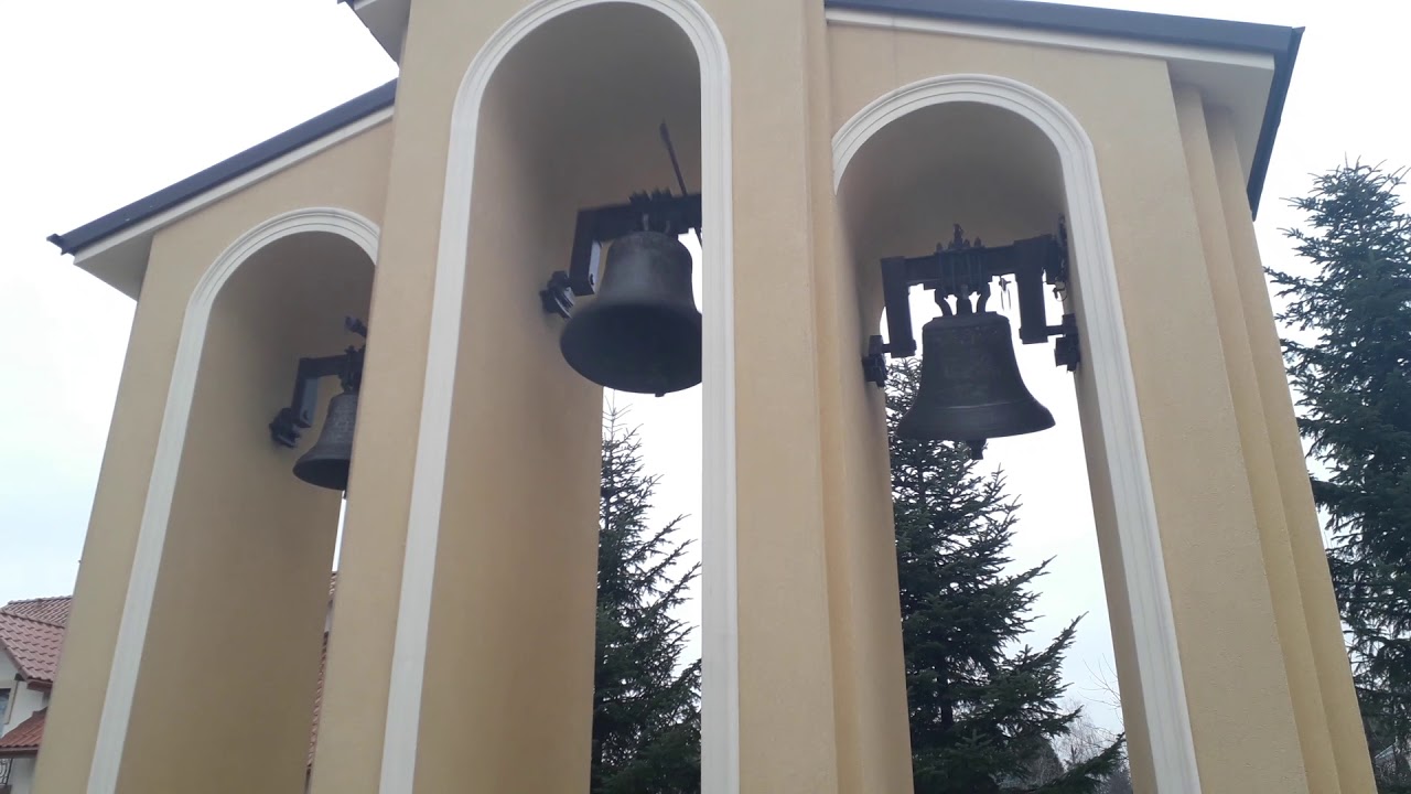 Dwa większe dzwony kosciola Miłosierdzia Bożego w Rzeszowie/białej.