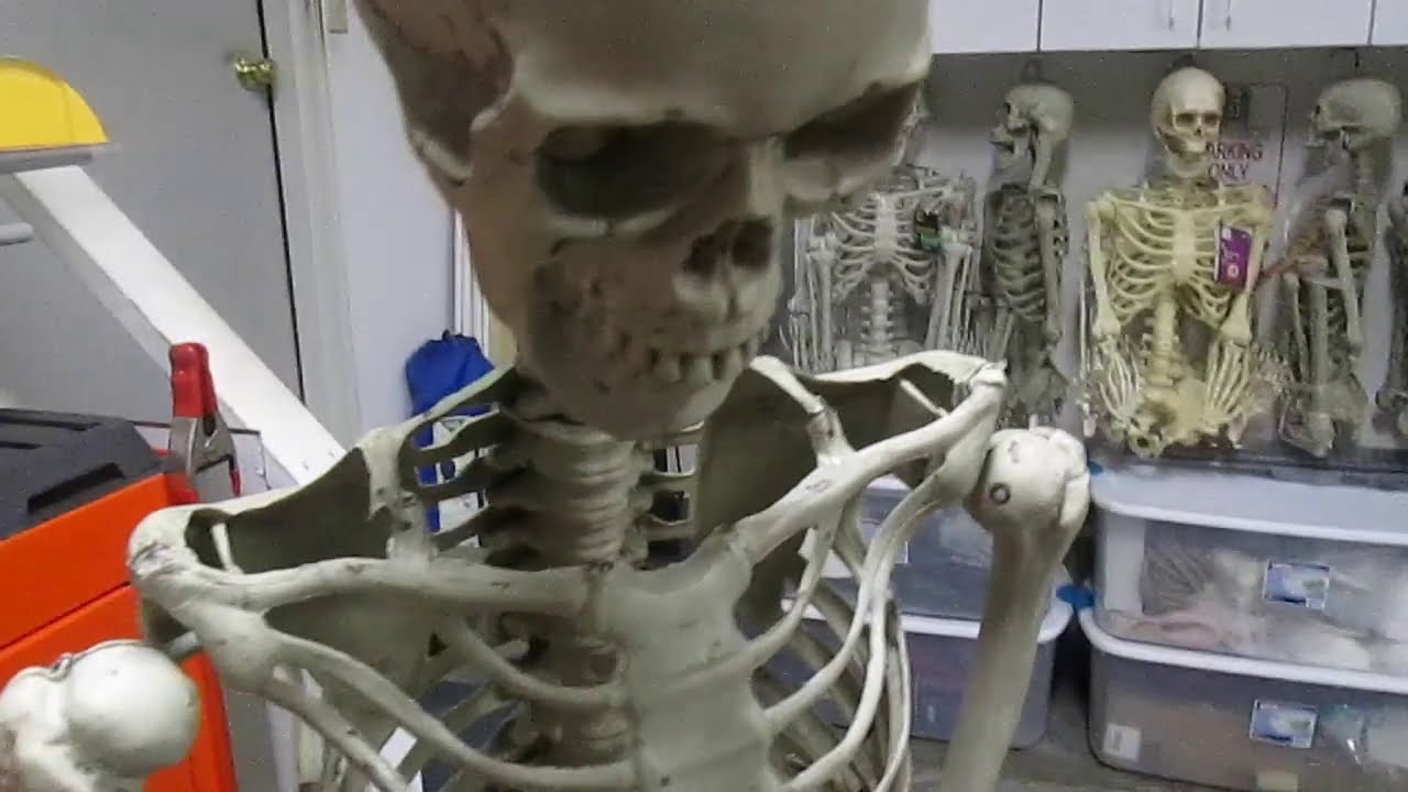 How to make a skeleton stand for DIY Halloween decor!