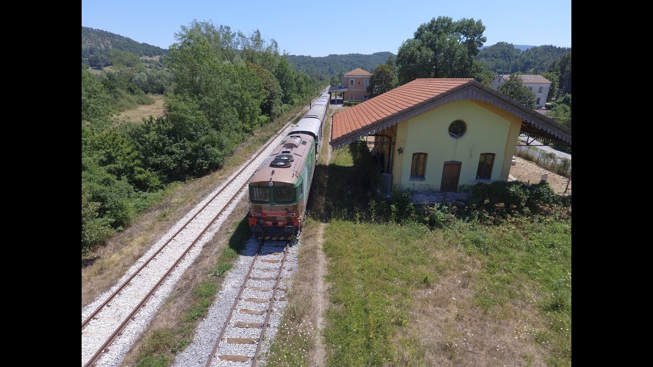 Il treno dell'appennino transiberiana d'Italia 4K vistaDrone (Diesel Mountain Train)