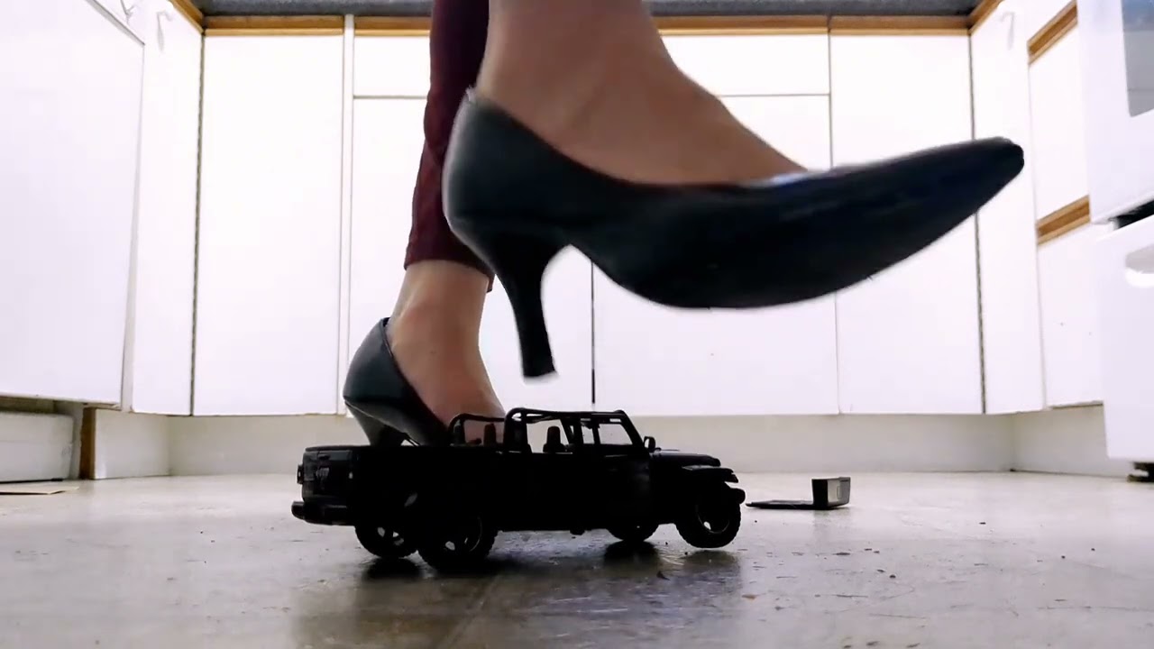 Jeep Gladiator crush sample by April #asmrcrush #jeepgladiator #highheels #satisfying