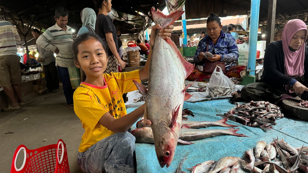 Village market: Chef pich buy big river fish and cooking - Country girl cooks for grandmother