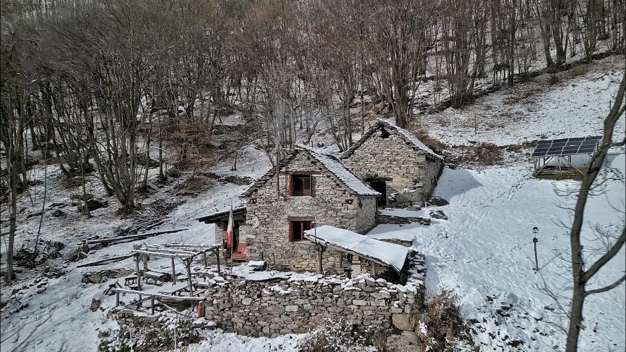 В хижине в одиночестве, чтобы собирать дрова, пока идет снег, складывать каштаны и убираться