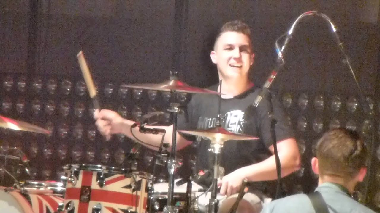 Arctic Monkeys - MATT HELDERS TRICK on Brick by Brick @ O2 Arena London, 29/10/2011 (HD)