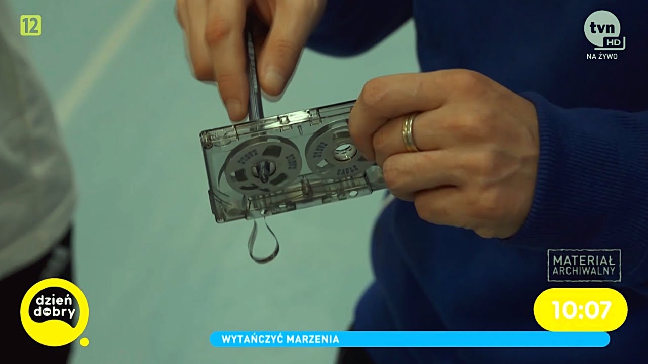 Grędziu pokazuje kolekcję kaset magnetofonowych w Dzień Dobry TVN