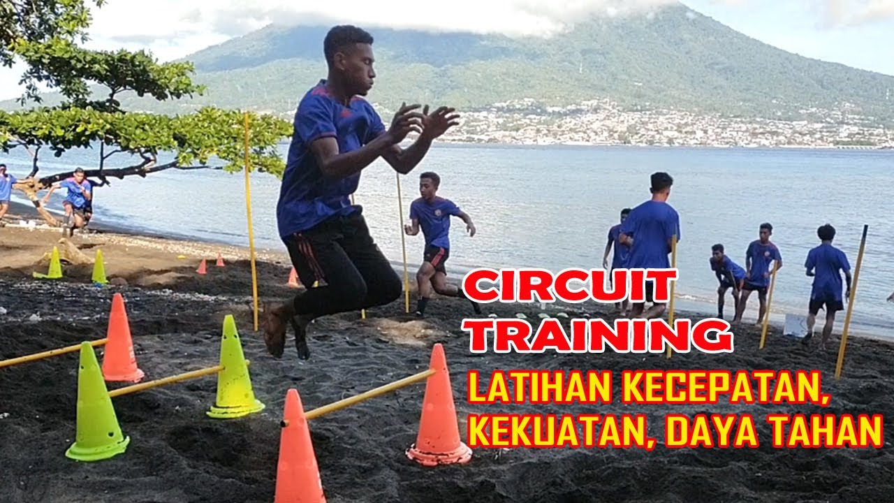 Sirkuit training sepakbola. Latihan kecepatan, kekuatan, dan daya tahan di pantai.