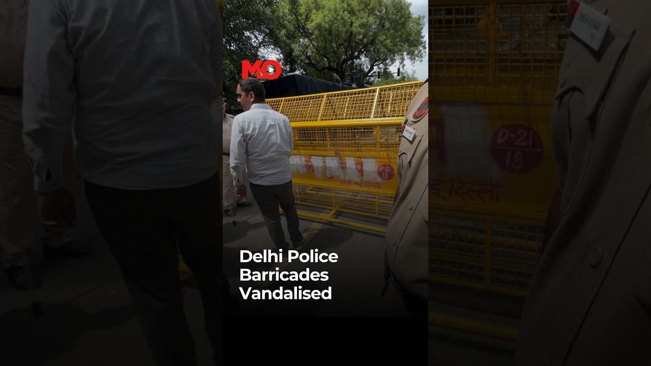 Delhi Police Barricades Vandalised With Abusive Graffiti | Mo of Everything