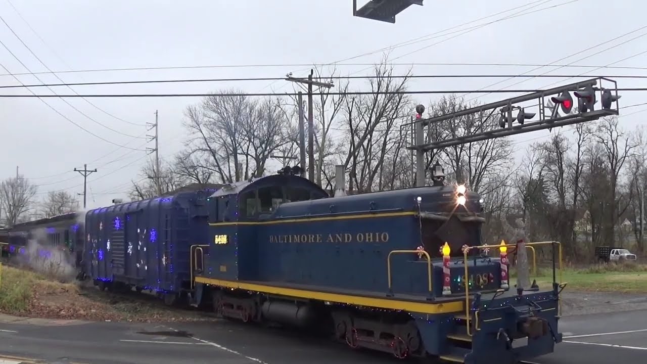 Chasing Wilmington and Western's Holiday Lights Express With A Leslie S5T