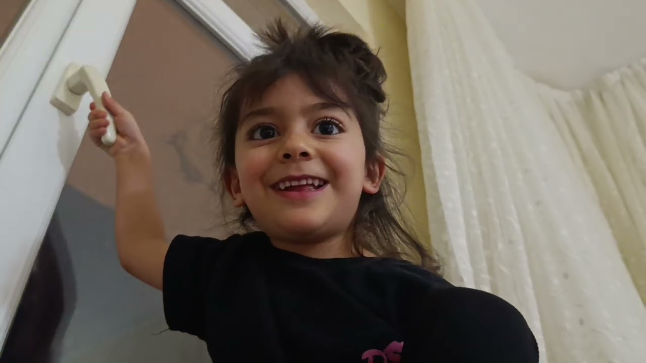 Evimizin kapısını tamir ettirirken birden tatil planı yapıldı 😃 Ekim'in dahi çözümü 🤣🤣