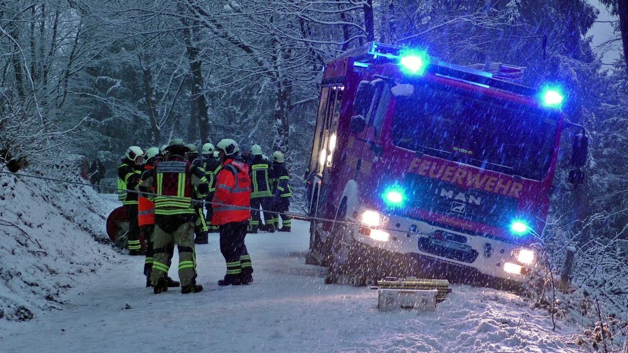 [LÖSCHFAHRZEUG DROHTE HANG ABZURUTSCHEN] Glatteis und Schneefall - Feuerwehr Wuppertal
