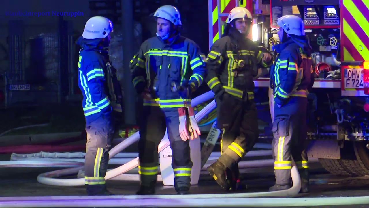 Großbrand in Leegebruch - Kunststofffabrik auf 500 Quadratmetern steht in Vollbrand - 5M€ Schaden