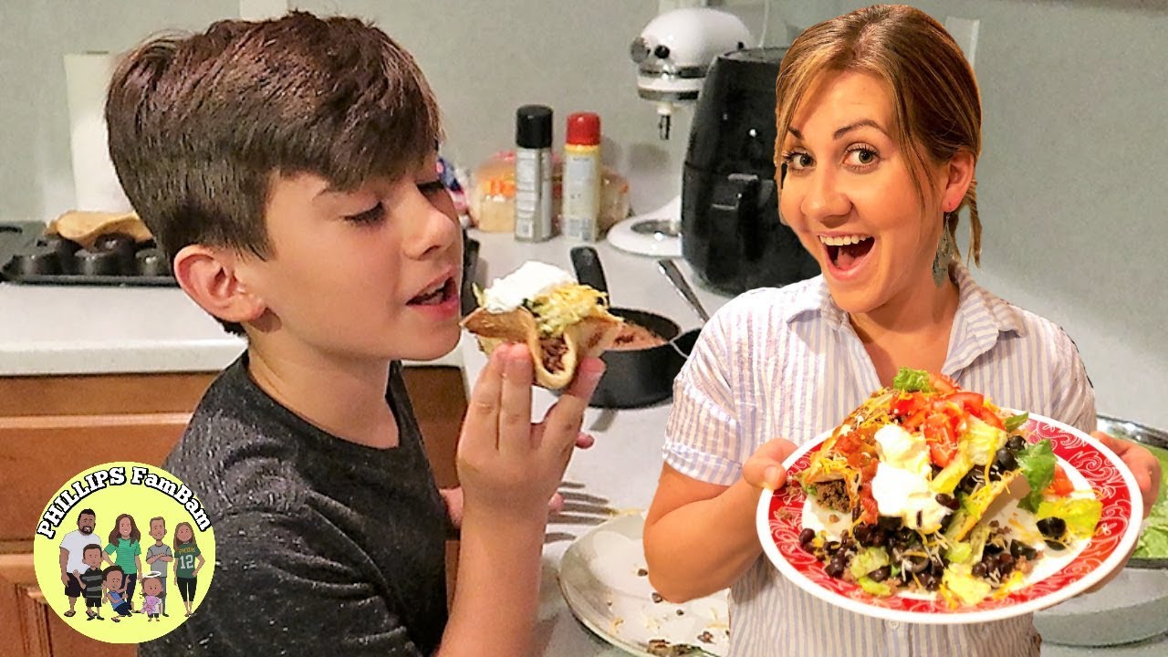 KIDS TRY TACO SALAD BOWLS FOR THE FIRST TIME | EASY SUMMER COOK WITH ME RECIPE IDEA