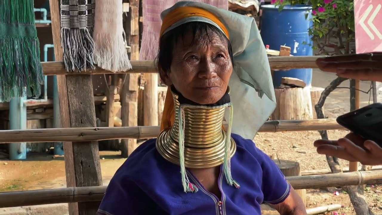 O zi cu TRIBUL KAYAN: Femeile-GIRAFA din Myanmar!Intram in casa lor *pe YAMAHA intre ASIATICI* Ep.11