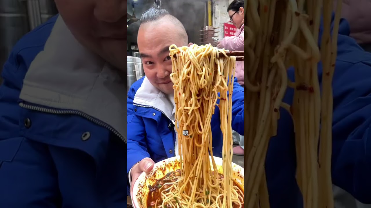 重庆小面与蒸包，蒸饺，驴肉火烧的激情碰撞#打卡街边美食 #人间烟火 #省饭课代表 #武汉美食 #过早