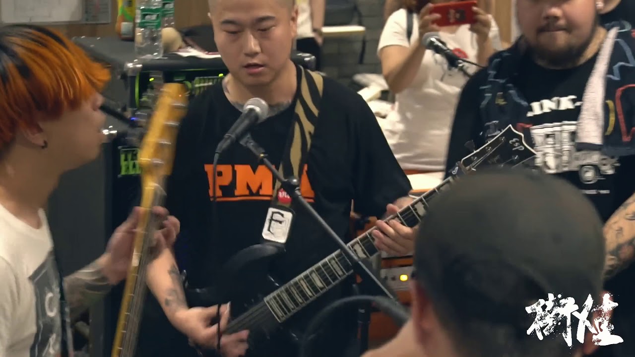 Gaiwaer 街娃乐队 Chinese Hardcore band live at Mcdonalds Chengdu city