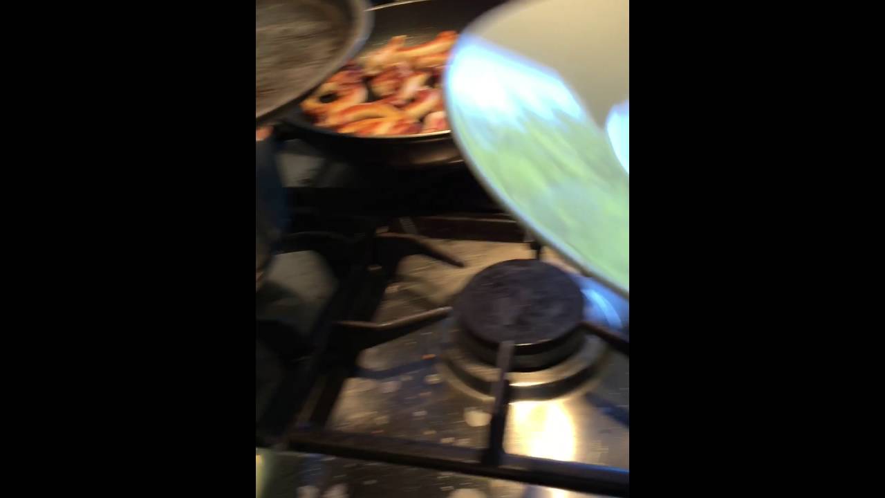 Impiattamento di polpo alla piastra su pesto di fagiolini