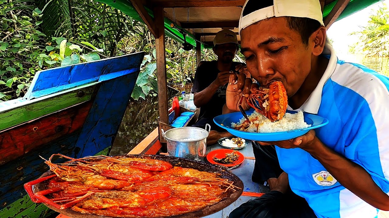 Masak udang goreng sambal geprek di perahu setelah diguyur hujan deras saat mancing di sungai