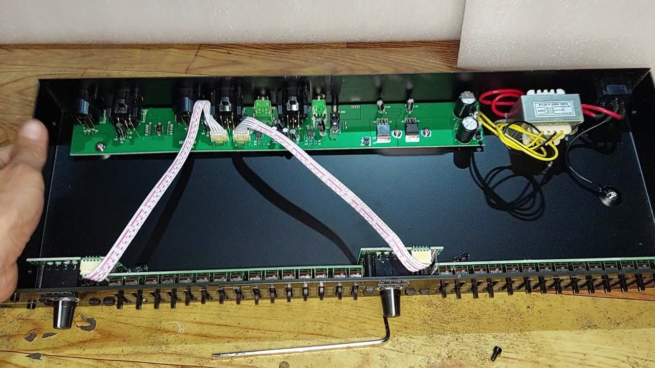 ini lah isi dalam equalizer dbx 215Sub