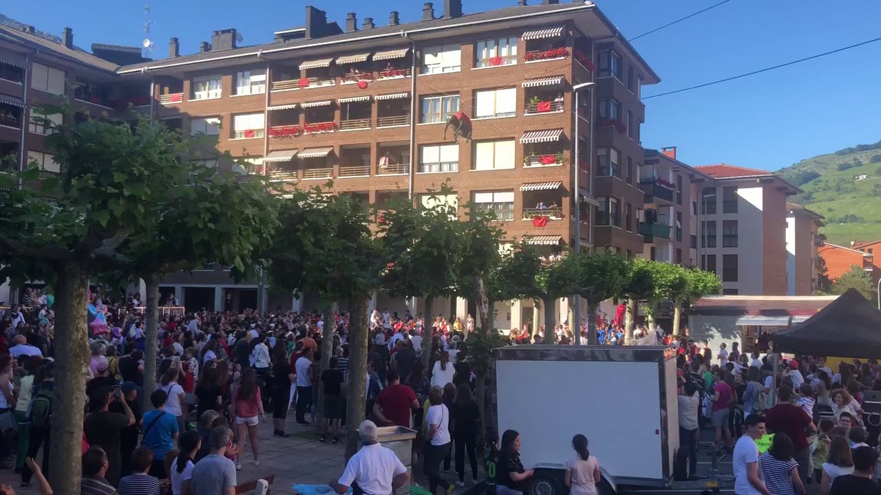 UZTARRIA.EUS. Mantangorriren jaitsierarekin hasi dira Sanjuandegiko festak.