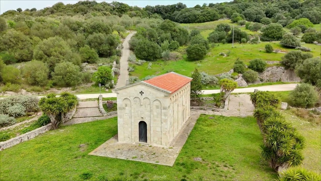 Chiesa romanica di San Leonardo al Cuga (Ittiri - Sardegna) drone 4k