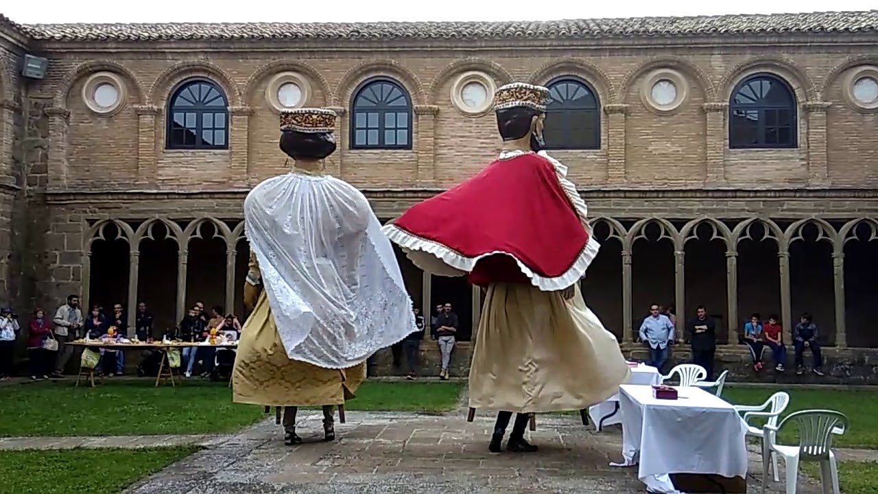 Vals gigantes de Sangüesa  presentación gigantes de goma 2017