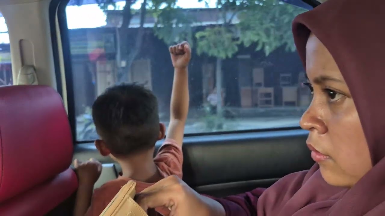 Umam Playing in front of pasar turi station of Surabaya