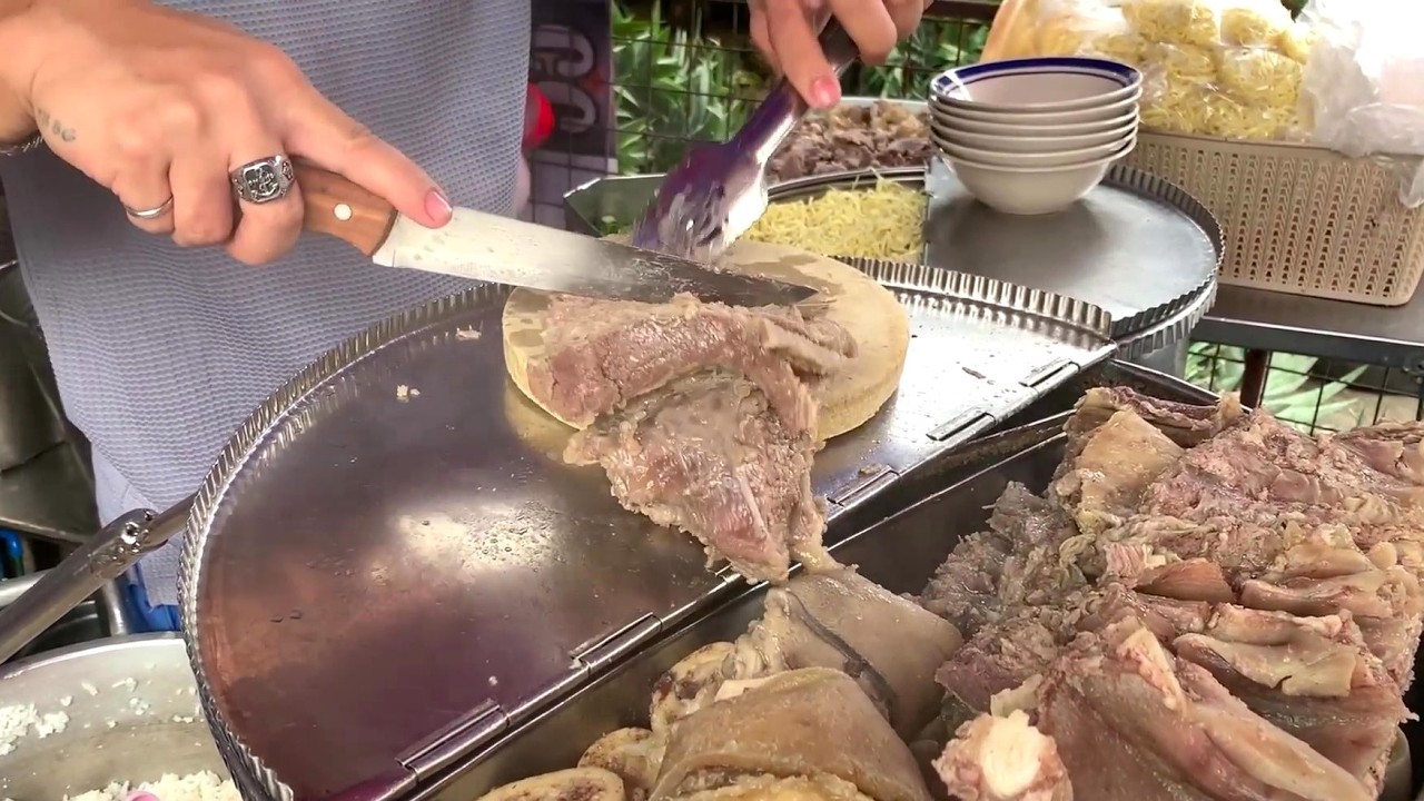 DINARAYONG Street Foods in Manila | JURASSIC Buto Buto MAMI Fried CHICKEN | Filipino Street Food