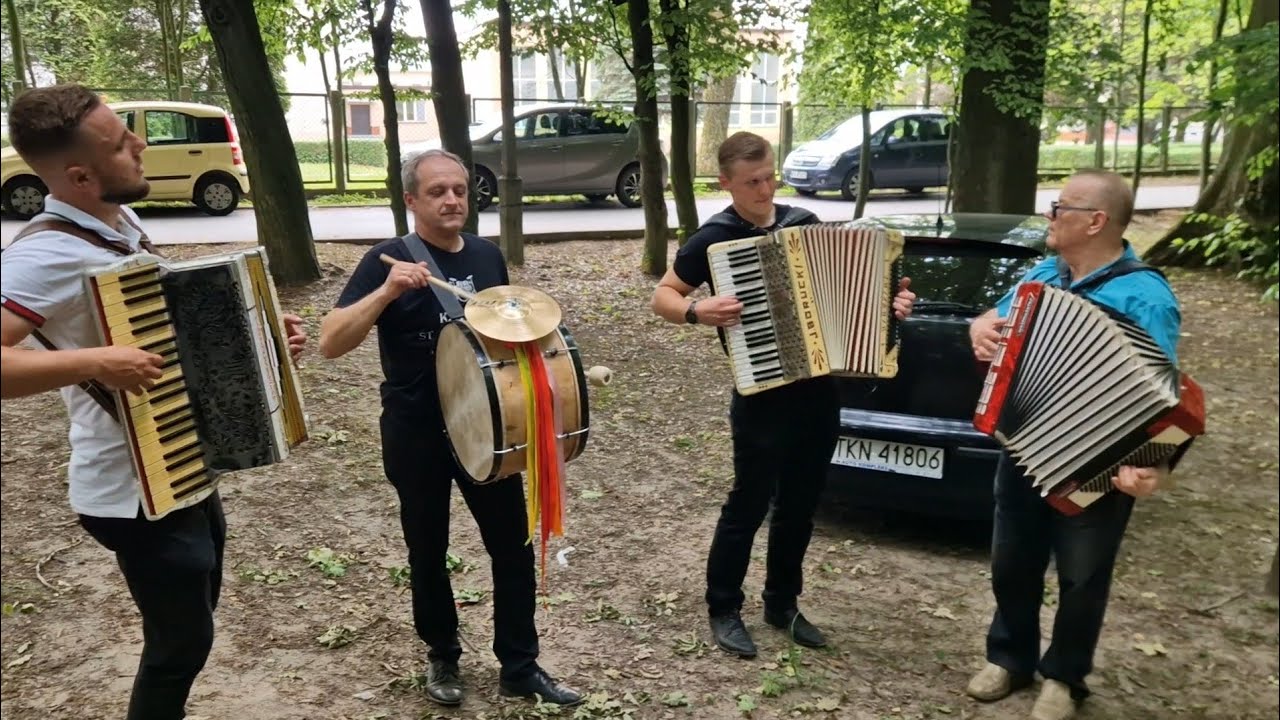 Piękny walczyk zagrany na 3 akordeony i spontaniczna zabawa na chodniku w parku!