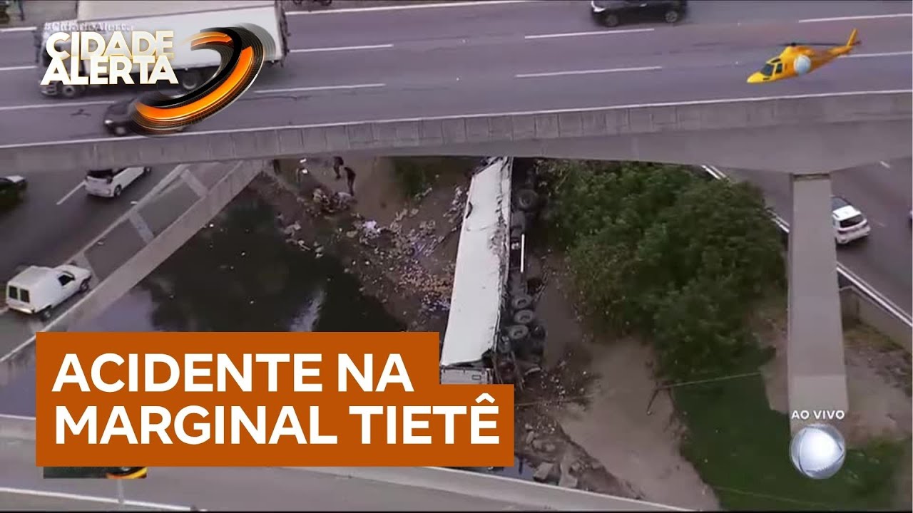 Caminhão tomba e cai no rio Tietê, e motorista precisa ser socorrido
