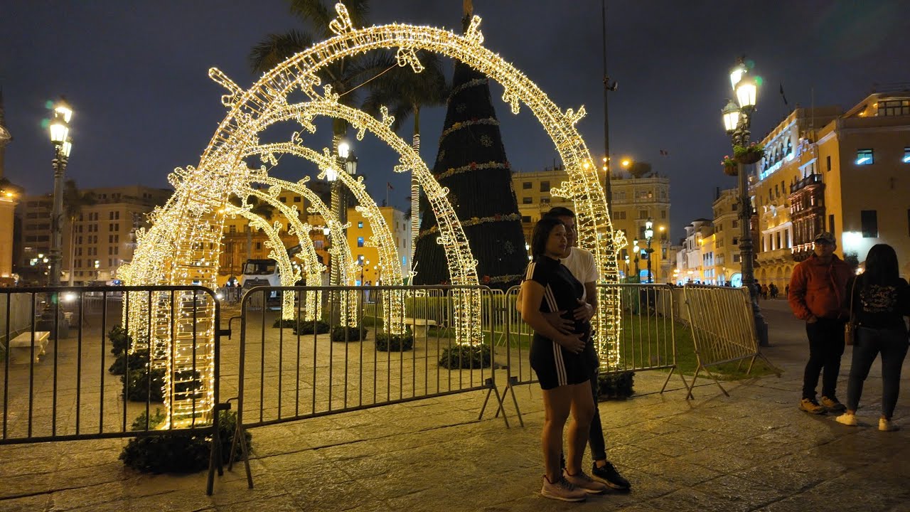 PLAZA MAYOR de LIMA, ya luce adornada por NAVIDAD