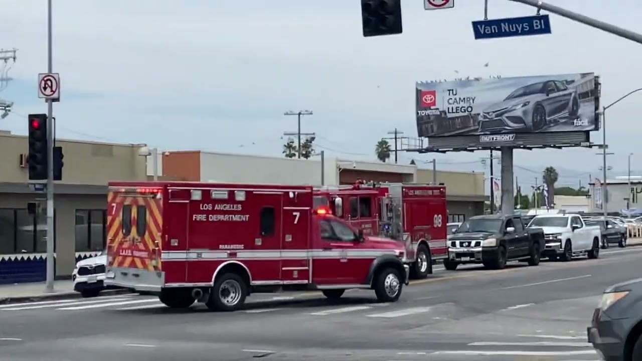 LAFD Rescue 7 Responding