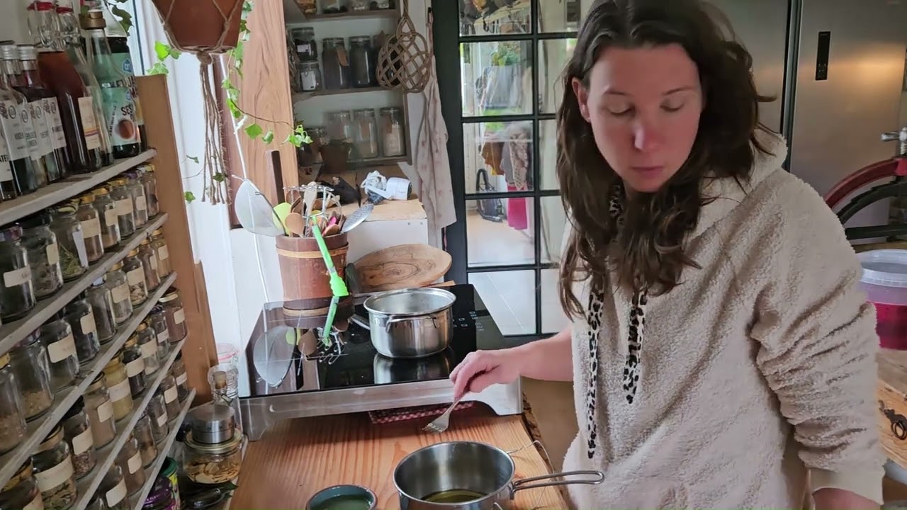 Gemakkelijk zelf honingzalf maken voor mens en dier.