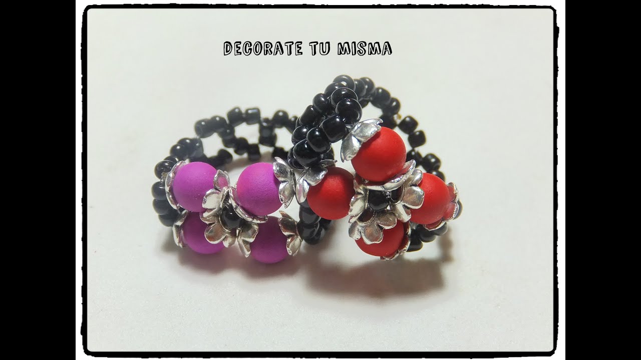 Anillo con abalorios y flores metalicas