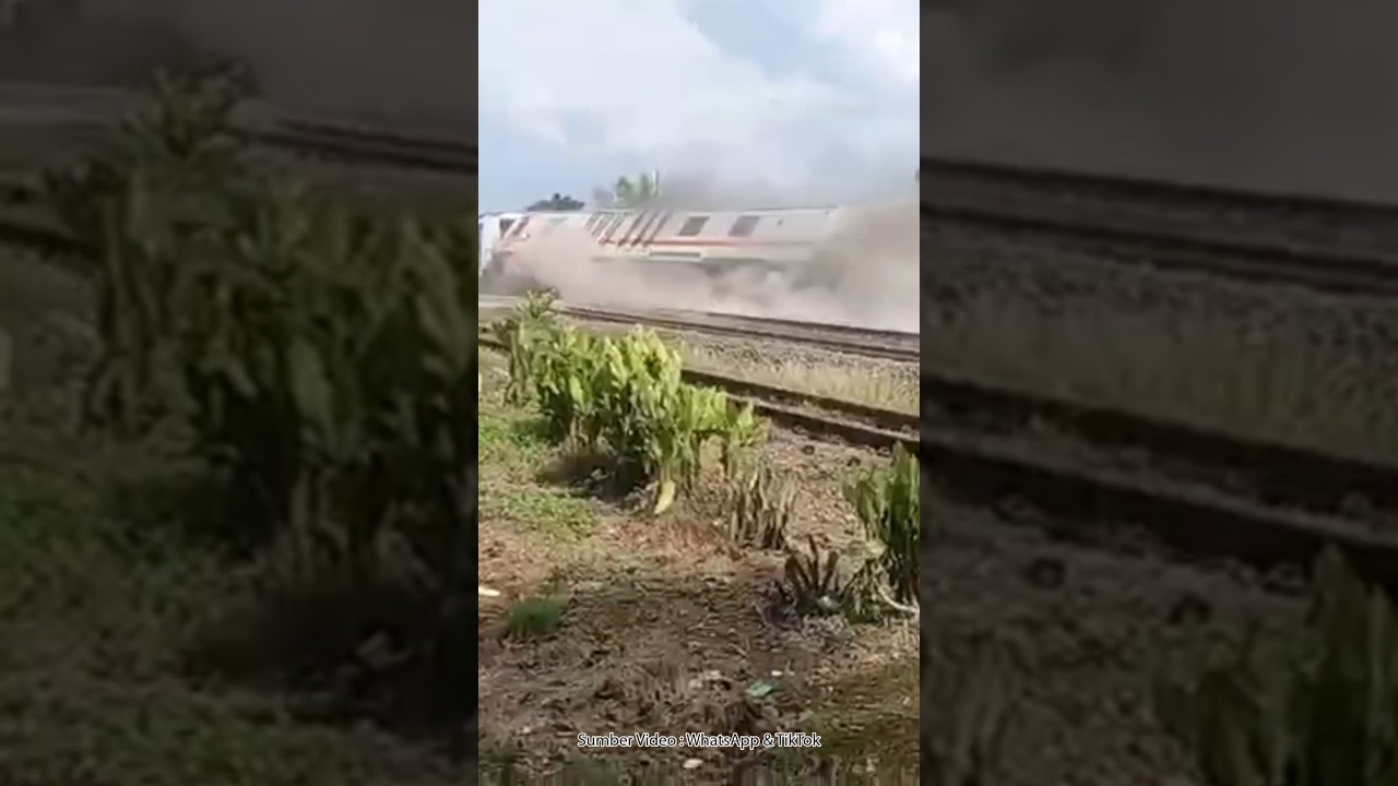 TEREKAM KAMERA!!! DETIK-DETIK KERETA API PURWOJAYA ANJLOK DI STASIUN KEDUNGGEDEH #shorts