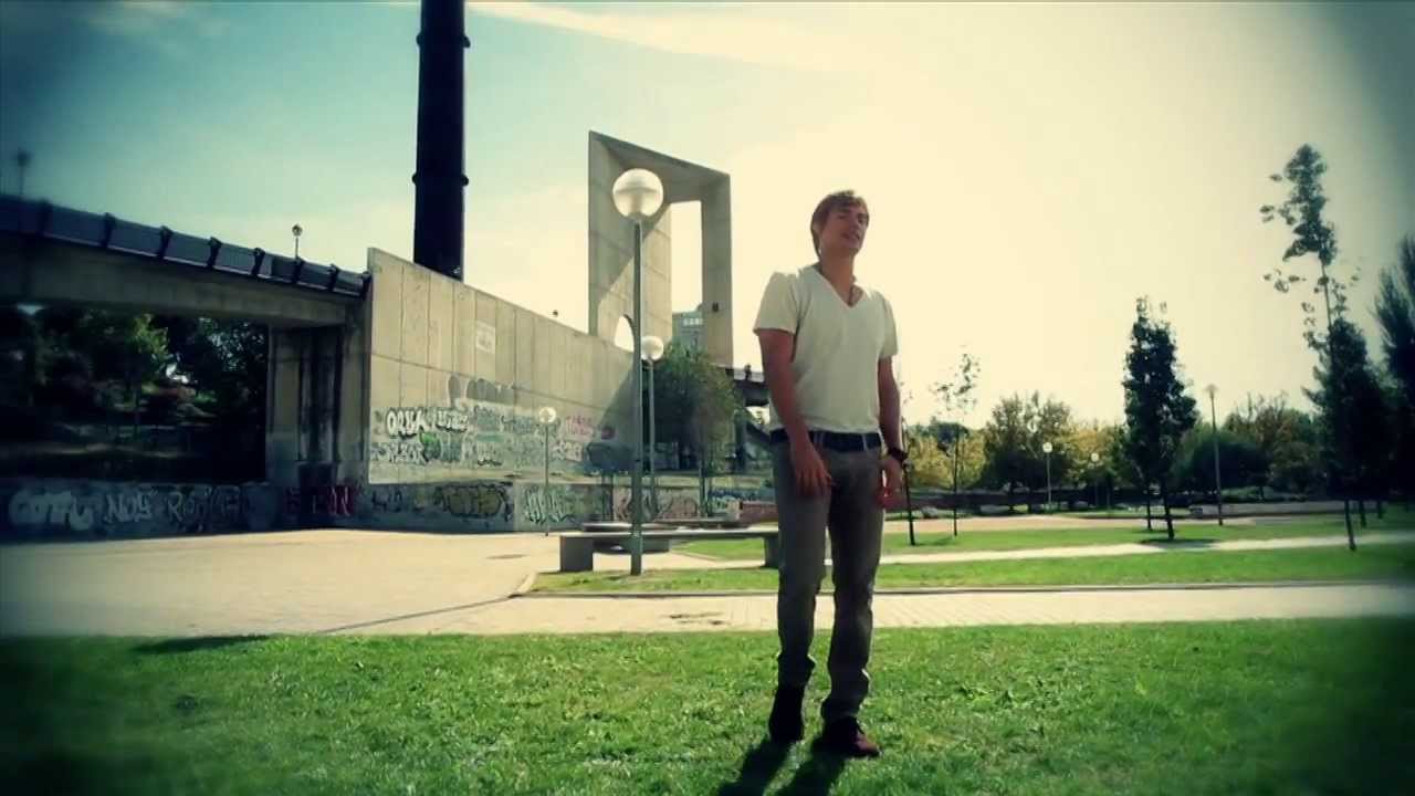 Laura Pausini - LAS COSAS QUE NO ME ESPERO duet with Carlos Baute (Official Video)