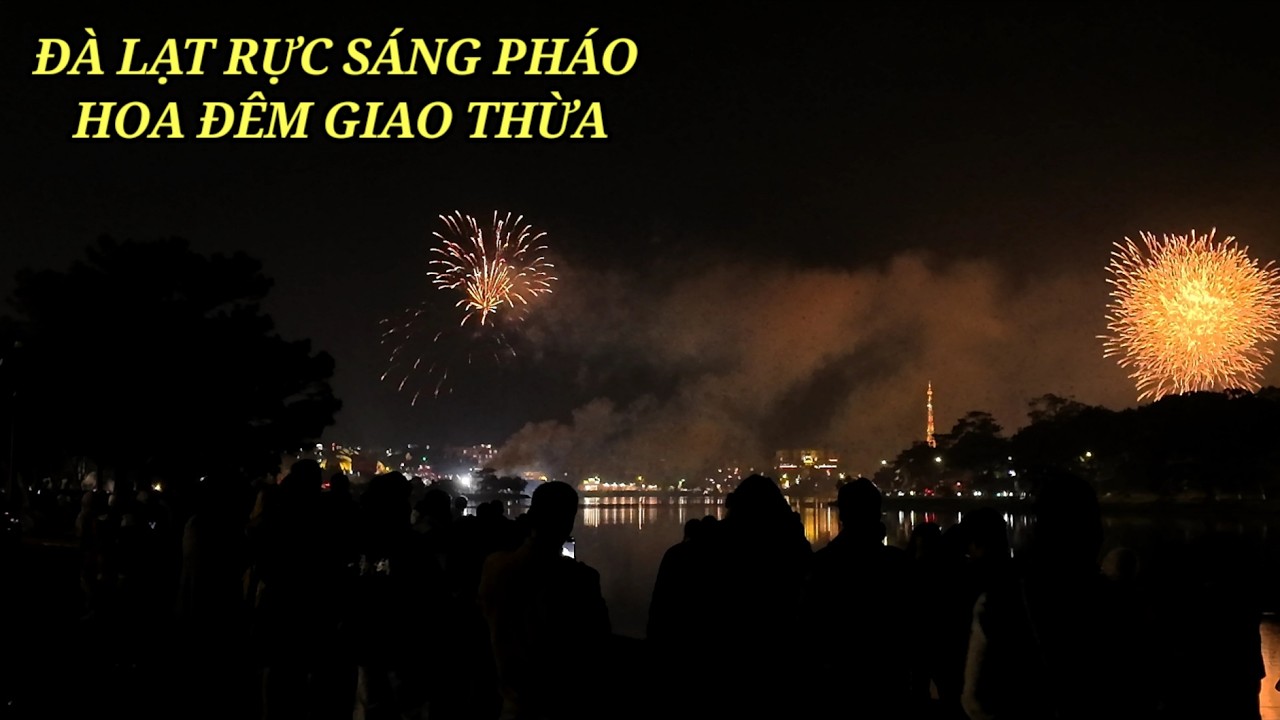 Đà Lạt đêm giao thừa người người ra đường pháo hoa rợp trời. Xuân về ấm áp.