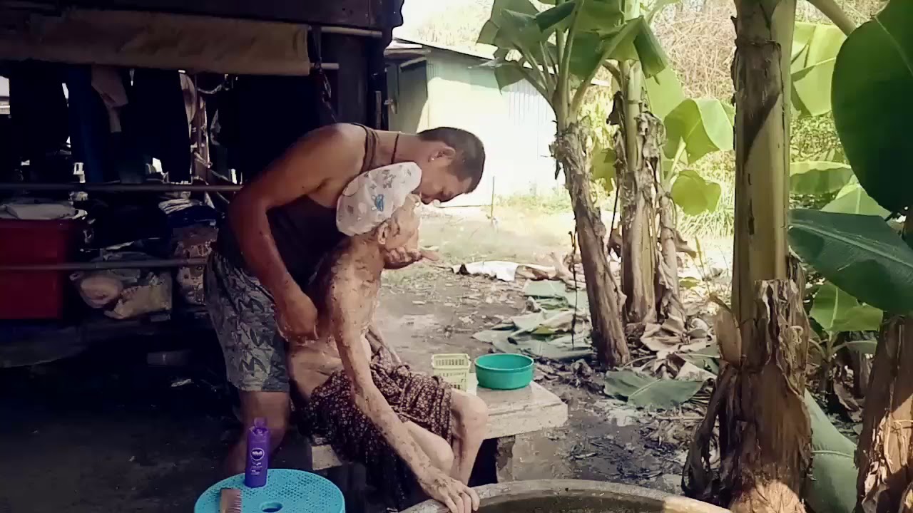 อาบน้ำให้แม่ครับ
