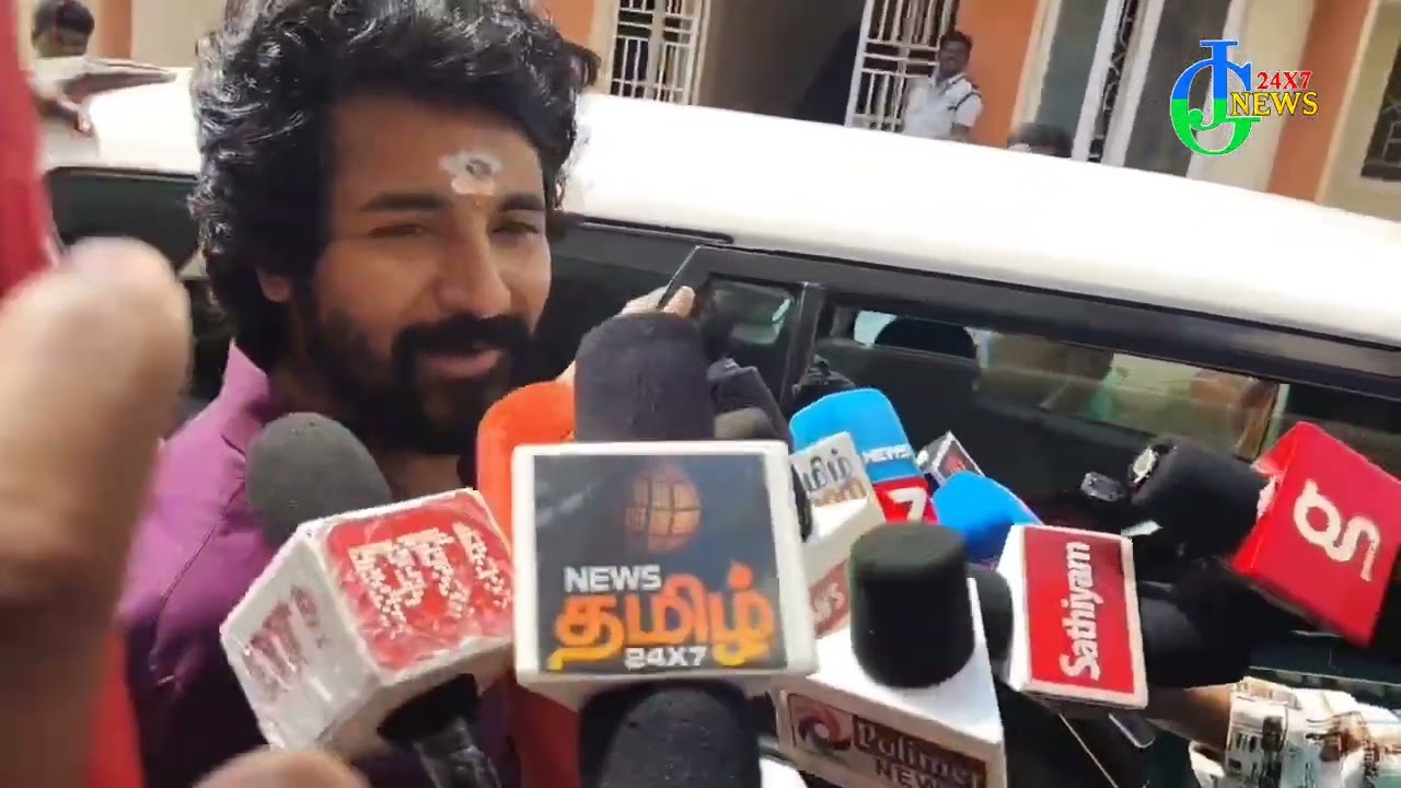 திருச்செந்தூரில் நடிகர் சிவகார்த்திகேயன் ரசிகர்கள் போட்டி போட்டு புகைப்படம் எடுத்து மகிழ்ந்தனர்