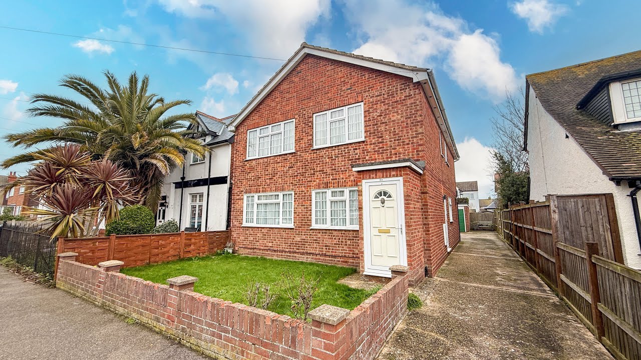 FIRST FLOOR MAISONETTE IN EAST CLACTON WITH GARAGE & REMAINDER OF 999 YEAR LEASE -CLOSE TO AMENITIES