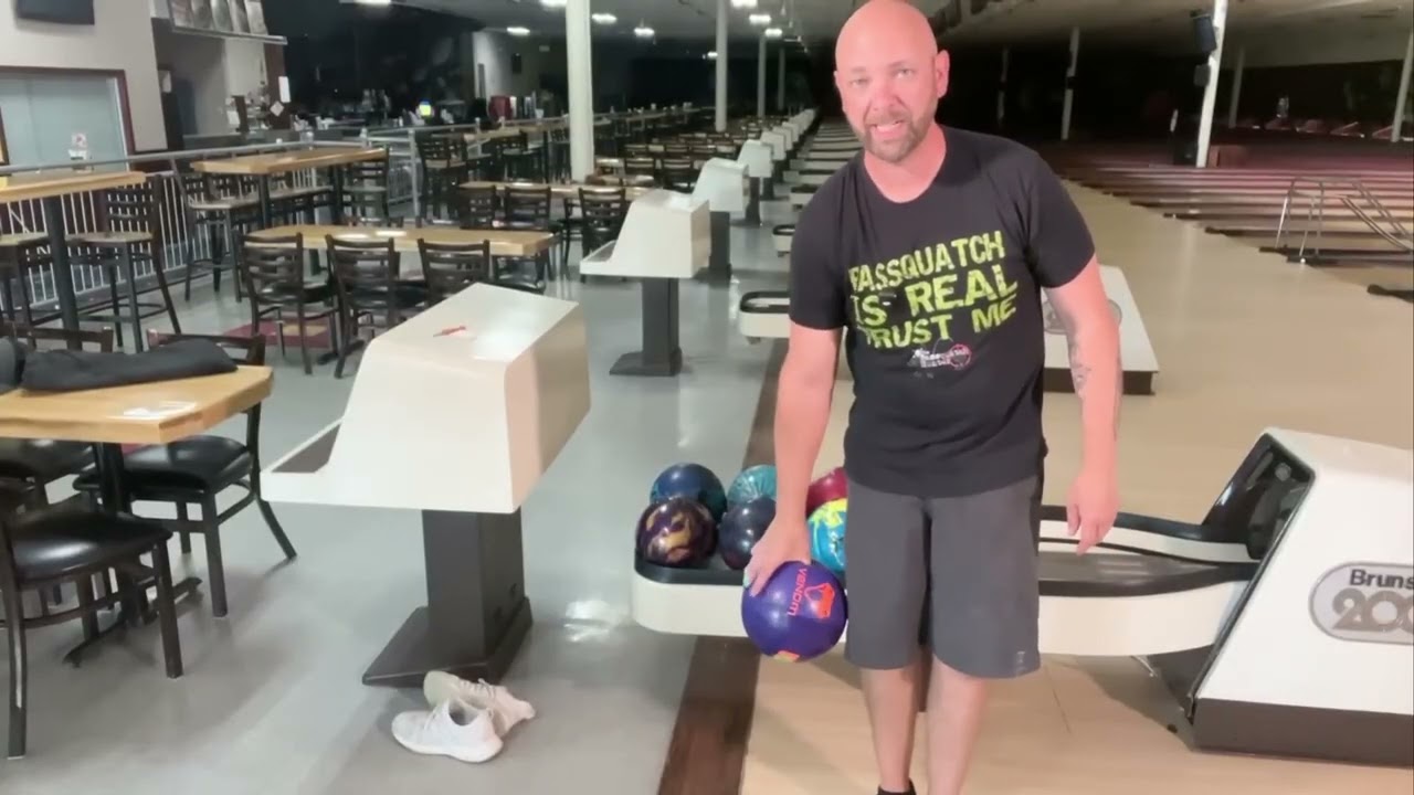 How to properly Squeeze a bowling ball | Does it fit you correctly?
