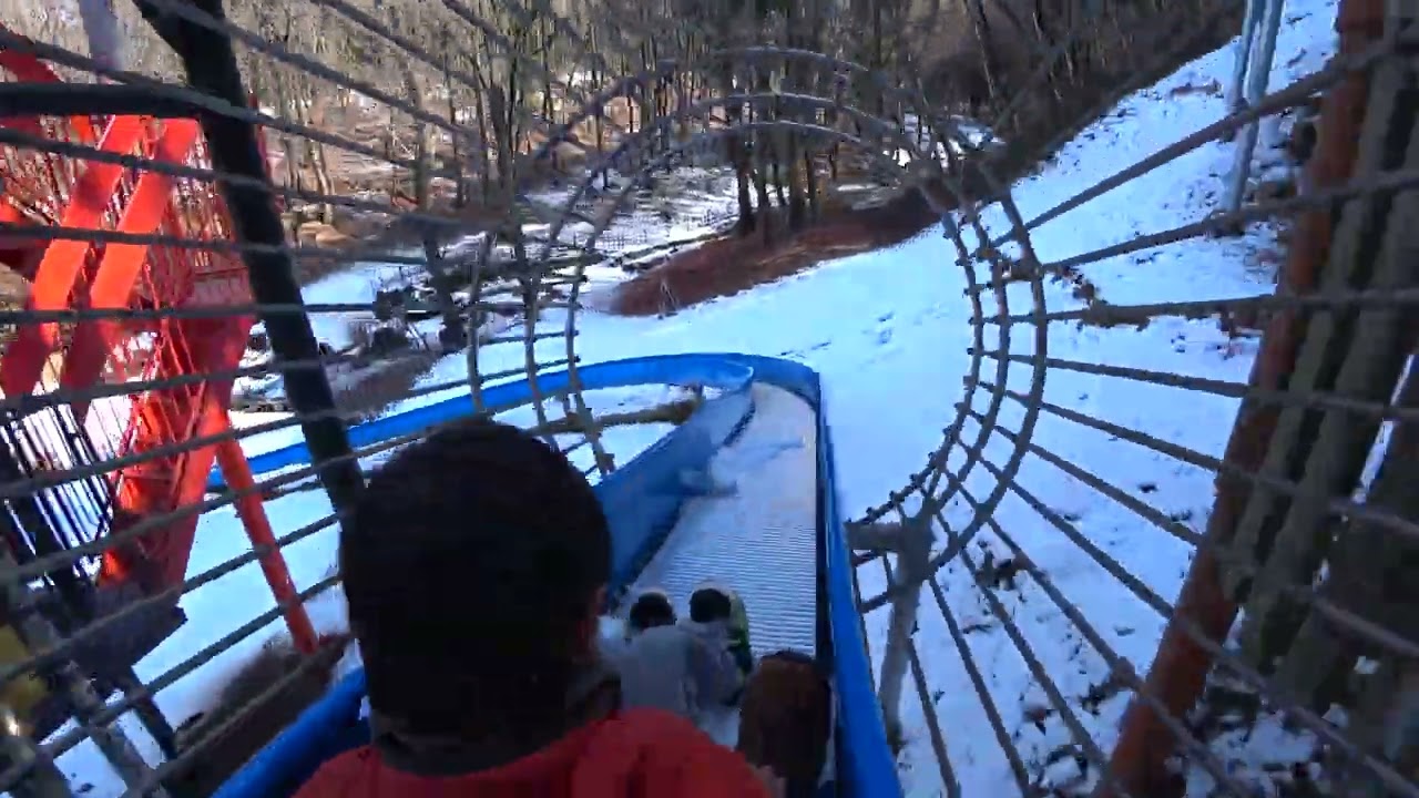 ローラー滑り台（雪が降った翌日） ぐんまこどもの国