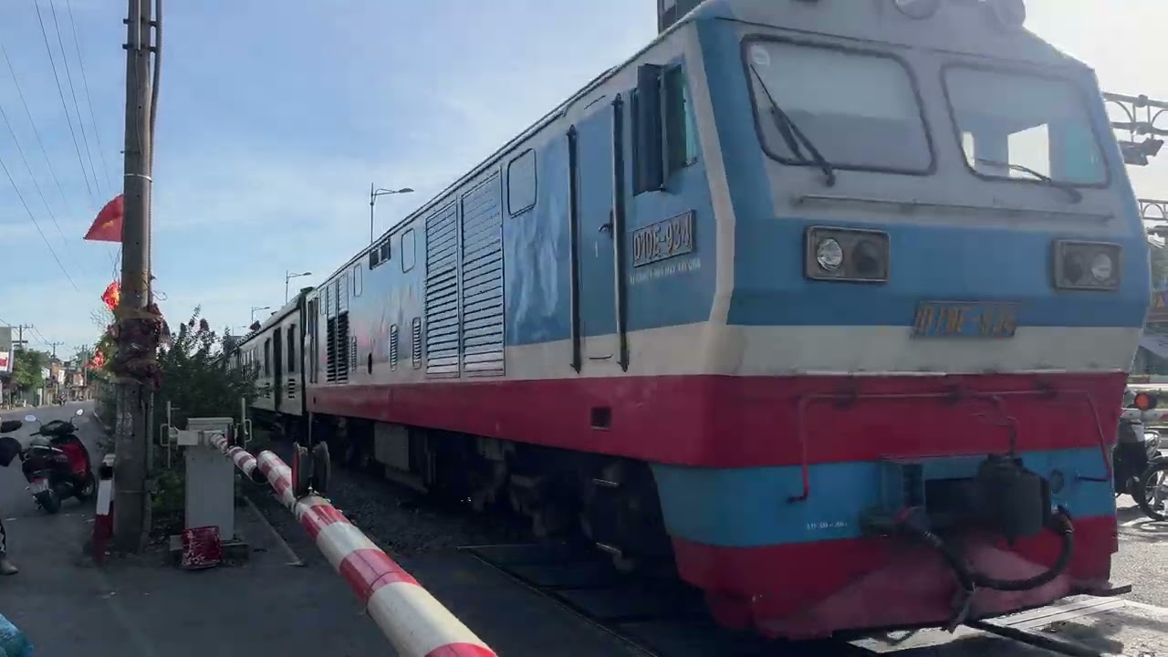 (225 - Tàu Tết 2026) D19E-934 kéo tàu khách TN5 về Sài Gòn (7:58 - 18/2/2026)