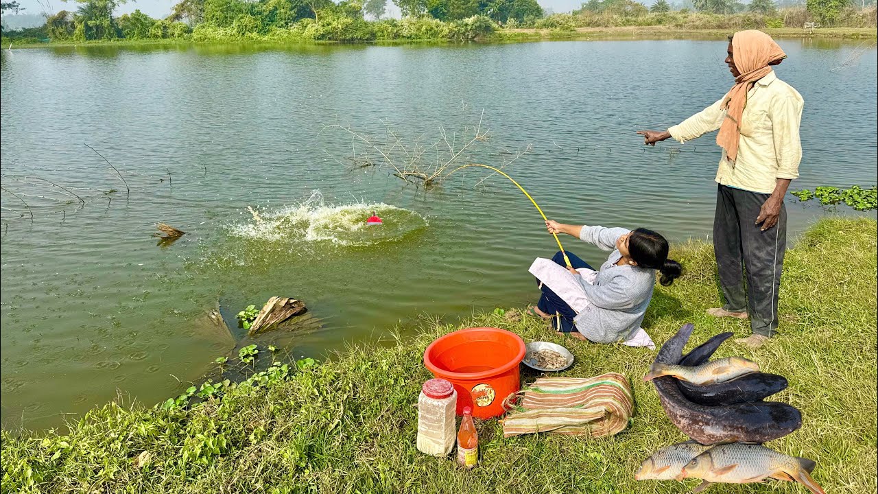 Fishing Video || Cute girls is happily fishing in the village pond || Best hook fishing