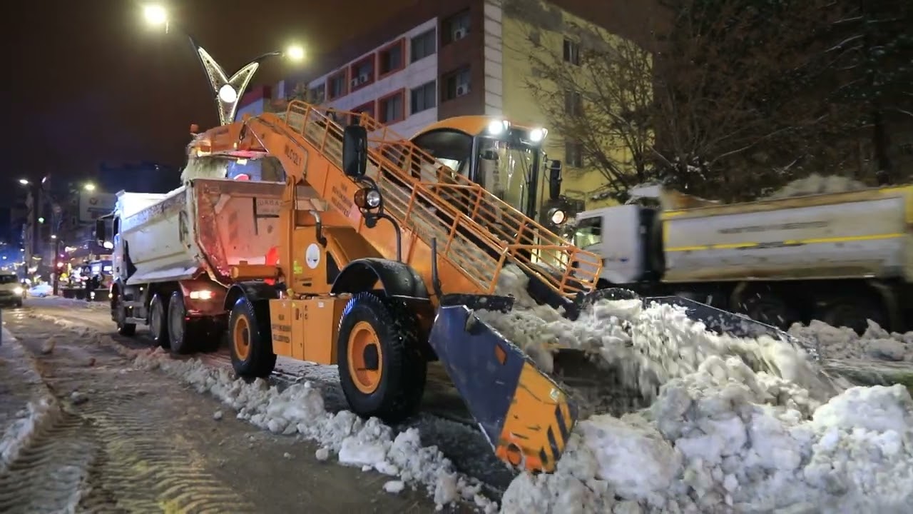 Van Cumhuriyet Caddesinde  karla mücadele çalışması