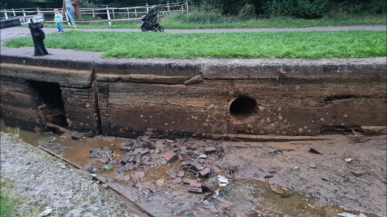 Drained canal Lock - Trent & Mersey canal - Kidsgrove - Stoke-on-Trent 