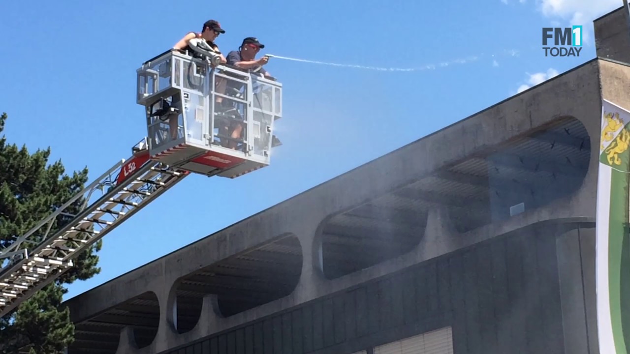 Feuerwehr spritzt die Kinder am Kinderfest nass